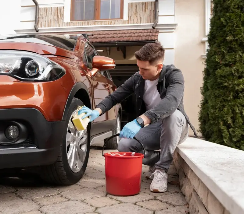 Lavage auto à domicile La Chapelle-en-Vexin : professionnel intervenant sur un véhicule